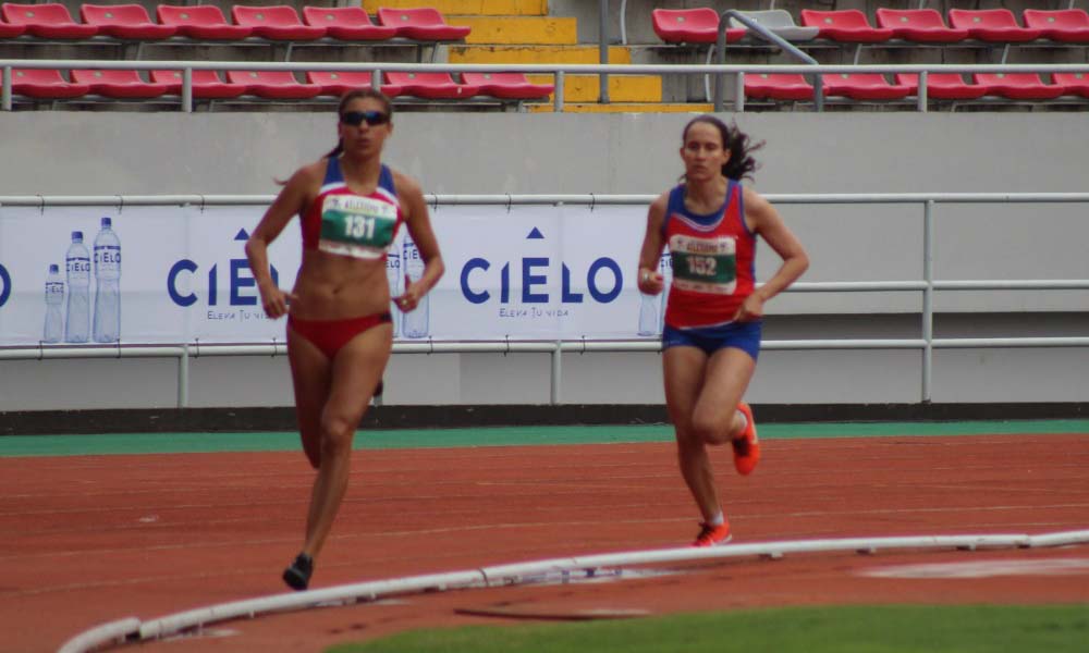 Desiré Bermúdez y Lissette Ramírez encabezaron la prueba de los 800 metros planos femenino. Foto: FECOA.