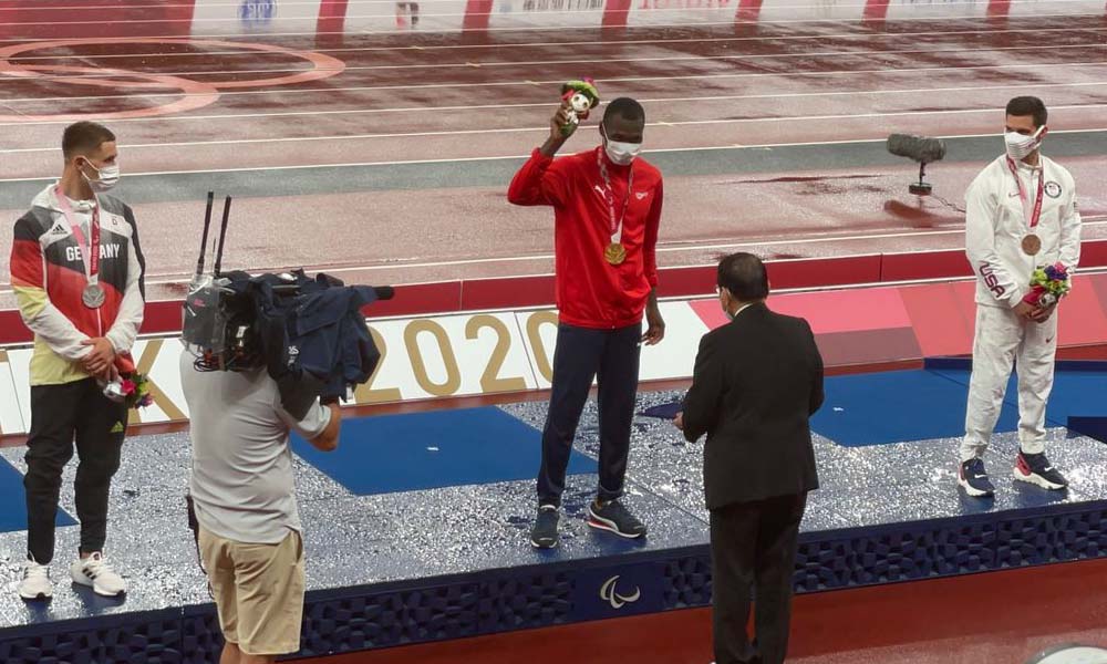 Sherman Guity luce con orgullo su medalla de oro, destacando en el podio. Foto: COI.
