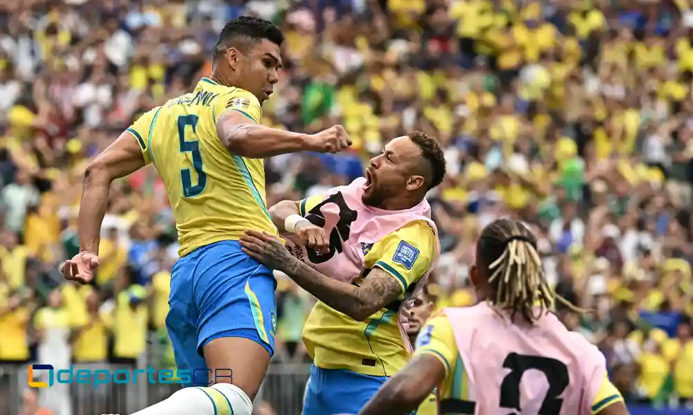 Casemiro buscó a Neymar para celebrar el gol del empate para Brasil. Foto: Paul Ellis / AFP